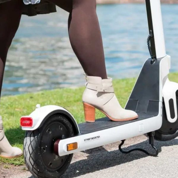 E-Scooter STREETBOOSTER Two weiß am Flussufer